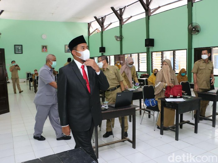Seorang camat di Sumenep menjadi perhatian karena menyuruh para kades mencuri sapi warga yang tak mau divaksin. Bupati Sumenep Achmad Fauzi menanggapi hal tersebut.