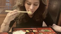 Kali ini menu makan siang Benny ada bento ala Jepang. Ya, ia menyantap bento ini sambil berpose manis. Senyumnya menggambarkan suasana hati.  Foto: instagram @benny_janah