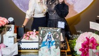 Menghadiri ulang tahun sahabatnya, Benny berpose di depan cake ulang tahun. Gayanya yang elegan membuat Benny tampil glamour. Berbagai outfit bermerek pun kerap melengkapi penampilannya. Foto: instagram @benny_janah