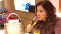 Sluurrp! Segelas minuman dingin sedang dinikmati Benny. Eits tak hanya satu tapi ada dua gelas. Wah enak ya? Foto: instagram @benny_janah