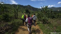 Namun untuk mencapai lokasi ini traveler harus berjalan kaki selama 20 menit dari lokasi parkir motor.  