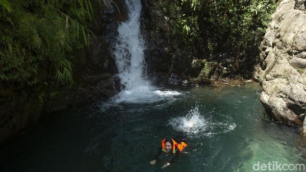 Curug yang terletak di Perbukitan Masihit, Desa Sukamakmur, Kabupaten Bogor ini dapat menjadi opsi untuk berlibur, hingga saat ini curug tersebut tetap buka meski PPKM. Curug yang terletak di Perbukitan Masihit, Desa Sukamakmur, Kabupaten Bogor ini dapat menjadi opsi untuk berlibur, hingga saat ini curug tersebut tetap buka meski PPKM.