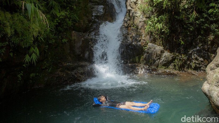 Curug Mariuk Surga Terpencil di Bogor Kabupaten Bogor terkenal dengan destinasi wisatanya, salah satunya curug. Curug Mariuk yang terletak di perbukitan menjadi βsurgaβ tersembunyi.