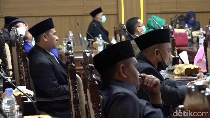 DPRD Kota Probolinggo mendengarkan pidato kenegaraan Presiden Joko Widodo menjelang HUT RI ke-76. Namun ada anggota dewan yang membuka masker dan HP.