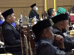 Anggota DPRD Kota Probolinggo Buka Masker dan HP Saat Dengar Pidato Kenegaraan