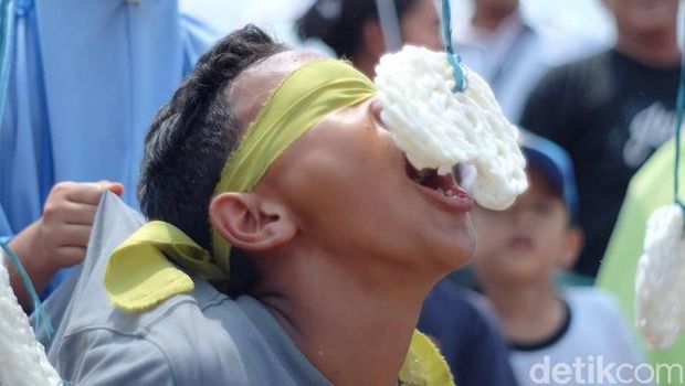 3 Filosofi Lomba Makan Kerupuk dalam Peringatan 17 Agustusan