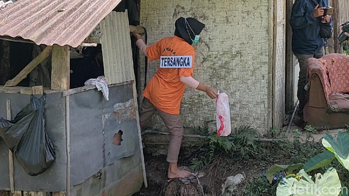 Polisi menggelar rekonstruksi kasus penemuan mayat bayi yang jasadnya ditemukan tanpa kepala di Garut. 20 adegan diperankan pelaku yang tak lain ibu dari bayi itu sendiri.