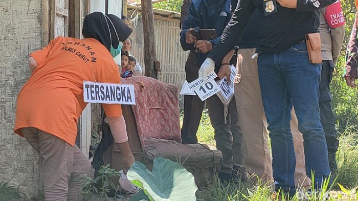 Foto-foto Rekonstruksi Ibu Bunuh Bayi di Garut Polisi menggelar rekonstruksi kasus penemuan mayat bayi yang jasadnya ditemukan tanpa kepala di Garut. 20 adegan diperankan pelaku yang tak lain ibu dari bayi itu sendiri.