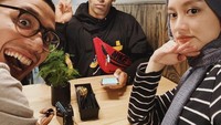 Terkadang Gita dan Paul juga kerap menghabiskan waktu dengan makan bersama teman-teman. Momen makan bersama sahabatnya ini juga dibagikanmelalui unggahan pada akun Instagram Gita Savitri. Foto: Instagram/gitasav