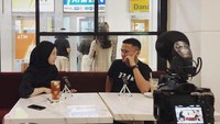 Sama-sama aktif di dunia konten video membuat Gita dan Paul seringkali mengerjakan project bersama. Menyambangi teman-teman dan berbagi cerita hingga mewawancarai tokoh-tokoh yang dikagumi anak muda. Foto: Instagram/gitasav