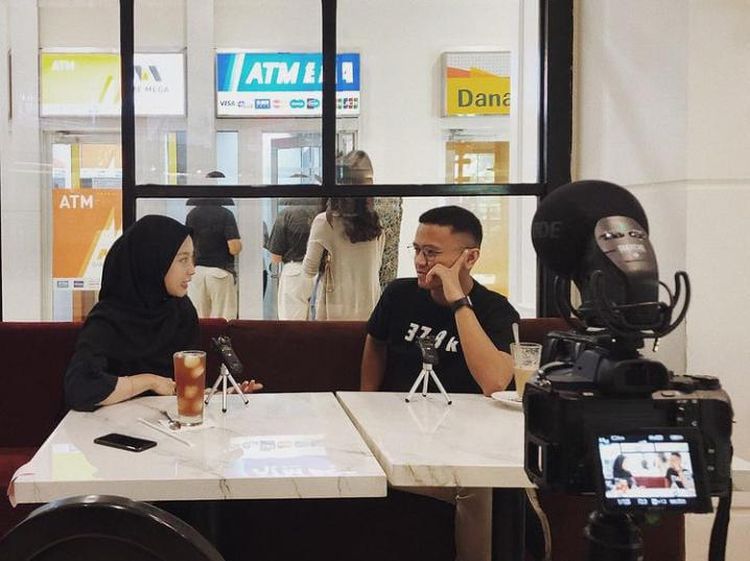 Keseruan Gita Savitri dan Paul Partohap Saat Cicip Makanan Enak