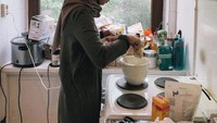 Di tengah kesibukannya, Gita Savitri sesekali juga memasak di rumah. Membuat kue untuk dinikmati bersama sang suami menjadi kegiatan Gita untuk mengisi waktu luang saat berada di rumah. Foto: Instagram/gitasav