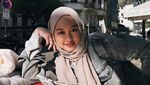 Keseruan Gita Savitri dan Paul Partohap Saat Cicip Makanan Enak