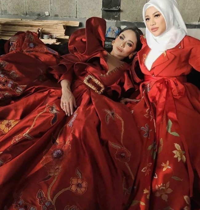 Gaun dari koleksi Smaradhana itu hadir dengan statement berupa pundak bervolume dan oversized belt berkepala ukiran emas yang memberikan siluet menarik pada penampilan Mimi, panggilan sayang Aurel untuk KD. (Foto: Instagram/@erichalamin)