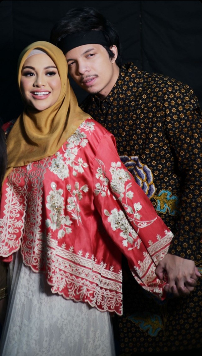 Ada pula koleksi dari brand Geta Official besutan Christina Geta Maria. Aurel mengenakan pakaian bersiluet baju kurung berbahan songket khas Minang. (Foto: Dok. Erich Al Amin)