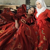 Gaun dari koleksi Smaradhana itu hadir dengan statement berupa pundak bervolume dan oversized belt berkepala ukiran emas yang memberikan siluet menarik pada penampilan Mimi, panggilan sayang Aurel untuk KD. (Foto: Instagram/@erichalamin)