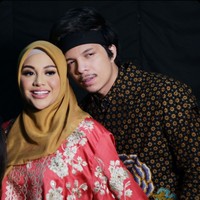 Ada pula koleksi dari brand Geta Official besutan Christina Geta Maria. Aurel mengenakan pakaian bersiluet baju kurung berbahan songket khas Minang. (Foto: Dok. Erich Al Amin)