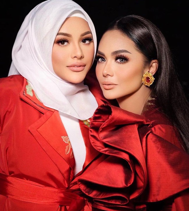 Momen look ‘kembaran’ ini bukan kebetulan. Erich memang sudah mendapat info soal gaun pilihan KD sebelum mencari busana untuk Aurel.  “Untung bisa dapat yang sama kerennya kayak dress Mimi dan dua-duanya buatan desainer senior kebanggaan Indonesia,” kata penata gaya yang sudah lima tahun menangani Aurel itu. (Foto: Dok. Erich Al Amin)