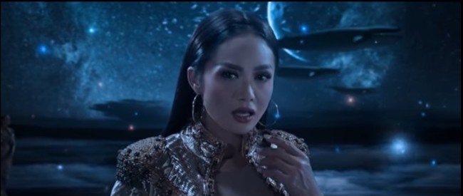 Mimi juga mengenakan atasan bernuansa emas yang bahannya tampak seperti kain tenun tapis khas Lampung. Super glamor! (Foto: YouTube/Atta Halilintar)