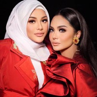Momen look ‘kembaran’ ini bukan kebetulan. Erich memang sudah mendapat info soal gaun pilihan KD sebelum mencari busana untuk Aurel.  “Untung bisa dapat yang sama kerennya kayak dress Mimi dan dua-duanya buatan desainer senior kebanggaan Indonesia,” kata penata gaya yang sudah lima tahun menangani Aurel itu. (Foto: Dok. Erich Al Amin)