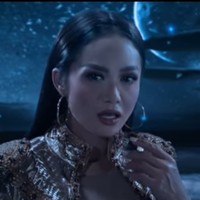 Mimi juga mengenakan atasan bernuansa emas yang bahannya tampak seperti kain tenun tapis khas Lampung. Super glamor! (Foto: YouTube/Atta Halilintar)