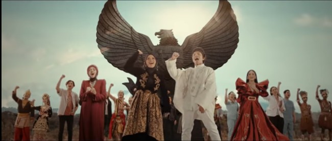 Menyambut HUT ke-76 Republik Indonesia, Atta Halilintar merilis video klip ‘This is Indonesia’ buah kolaborasinya dengan duo disc jockey (DJ) mancanegara berdarah Indonesia, DJ Beauz. Istri Atta, Aurel Hermansyah, dan ibunda Aurel, Krisdayanti juga ikut menyumbangkan suara merdunya.  (Foto: YouTube/Atta Halilintar)
