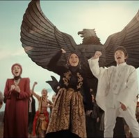 Menyambut HUT ke-76 Republik Indonesia, Atta Halilintar merilis video klip ‘This is Indonesia’ buah kolaborasinya dengan duo disc jockey (DJ) mancanegara berdarah Indonesia, DJ Beauz. Istri Atta, Aurel Hermansyah, dan ibunda Aurel, Krisdayanti juga ikut menyumbangkan suara merdunya.  (Foto: YouTube/Atta Halilintar)