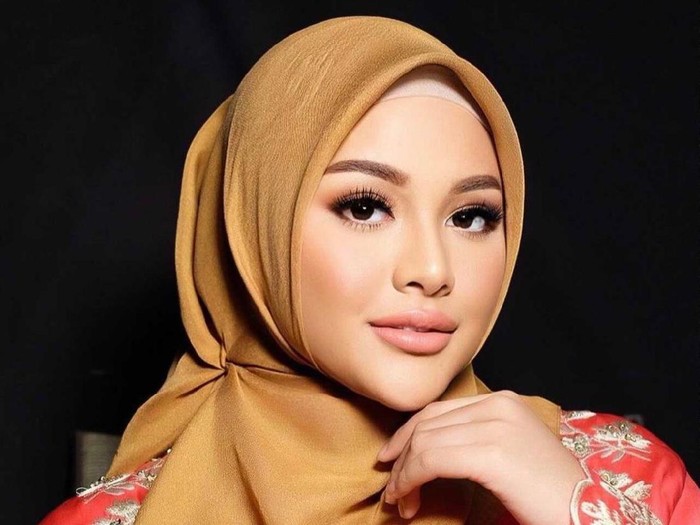 Gaya Aurel Hermansyah dan Krisdayanti di Video Klip This is Indonesia