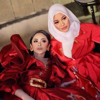 Senada dengan sang Mimi, Aurel juga mengandalkan gaun merah. Kali ini, pilihan Aurel jatuh pada karya desainer Didi Budiardjo. Aurel memakai long dress berbahan batik khas Pekalongan dengan atasan bergaya blazer dengan sabuk yang diikat seperti pita. (Foto: Dok. Erich Al Amin)