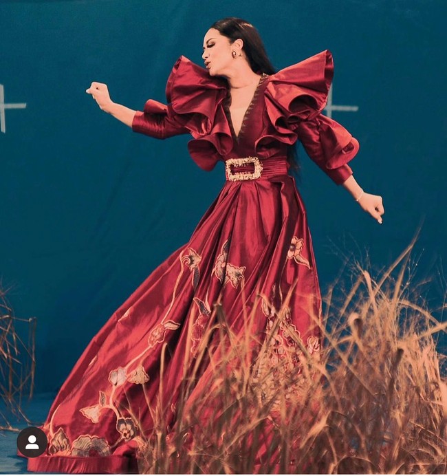 Untuk proyek spesial ini, duo ibu-anak tersebut pun bergaya kompak dalam balutan busana glamor tapi tetap mencerminkan rasa Nasionalisme lewat keindahan wastra Nusantara. Salah satunya gaun merah yang terbuat dari kombinasi sulaman dan batik khas Kudus karya Denny Wirawan yang dipakai KD. (Foto: Instagram/@krisdayantilemos)