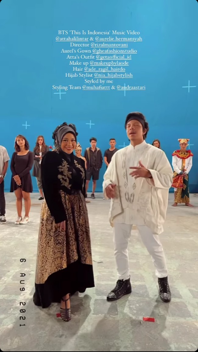 Busana lain yang dipilih untuk Aurel adalah busana bersiluet kebaya karya Ghea Panggabean. Busana dari koleksi Autumn/Winter 2018 itu terdiri dari crop jacket beludu dan rok batik emas motif dodotan khas Jawa Timur. (Foto: Instagram/@erichalamin)