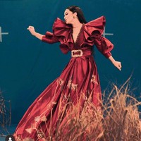 Untuk proyek spesial ini, duo ibu-anak tersebut pun bergaya kompak dalam balutan busana glamor tapi tetap mencerminkan rasa Nasionalisme lewat keindahan wastra Nusantara. Salah satunya gaun merah yang terbuat dari kombinasi sulaman dan batik khas Kudus karya Denny Wirawan yang dipakai KD. (Foto: Instagram/@krisdayantilemos)