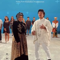 Busana lain yang dipilih untuk Aurel adalah busana bersiluet kebaya karya Ghea Panggabean. Busana dari koleksi Autumn/Winter 2018 itu terdiri dari crop jacket beludu dan rok batik emas motif dodotan khas Jawa Timur. (Foto: Instagram/@erichalamin)