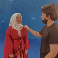 “Di video klip ini emang aku sengaja pakaikan aurel baju baju yang touch of Nusantara dengan sentuhan modern. Karena biar lebih kerasa budaya indonesianya,” ungkap stylist Aurel, Erich Al Amin, kepada Wolipop, Senin (16/8/2021). (Foto: Instagram/@erichalamin)