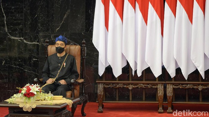Gaya Jokowi Berbaju Adat Baduy Saat Pidato Kenegaraan Presiden Jokowi menyampaikan pidato kenegaraan dalam sidang tahunan MPR dan sidang bersama DPR-DPD RI. Salah satu pidato yang disampaikan adalah soal pandemi COVID-19.