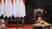 Sementara itu Wapres Maruf Amin menghadiri Sidang Tahunan MPR dengan mengenakan baju adat Suku Mandar.