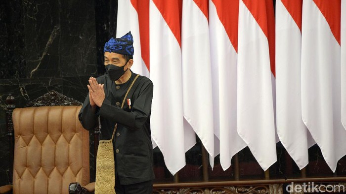 Gaya Jokowi Berbaju Adat Baduy Saat Pidato Kenegaraan Presiden Jokowi menyampaikan pidato kenegaraan dalam sidang tahunan MPR dan sidang bersama DPR-DPD RI. Salah satu pidato yang disampaikan adalah soal pandemi COVID-19.