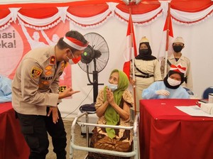 Sambut HUT RI, Polsek Tebet Gelar Vaksinasi dengan Kostum Tema Pahlawan