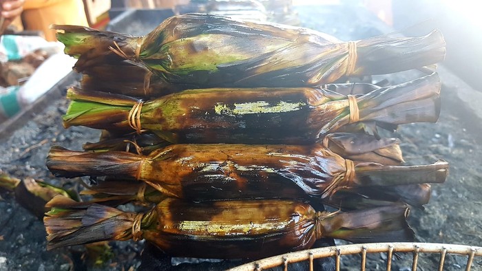 Gogos Kambu Gurih Pedas Gogos Kambu, Lontong Ketan Khas Polewali Mandar