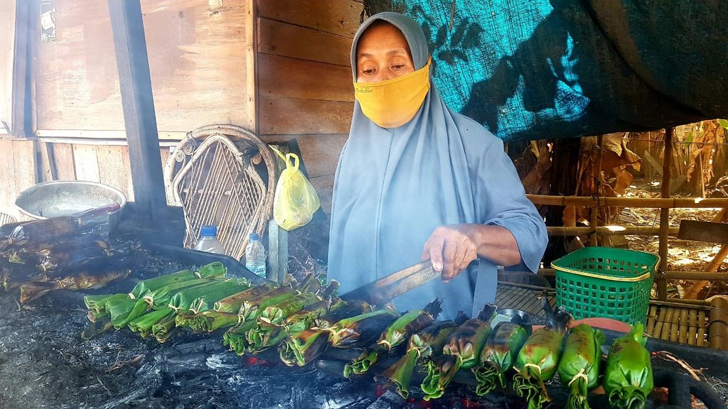 Gurih Pedas Gogos Kambu, Lontong Ketan Khas Polewali Mandar