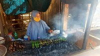 Setiap harinya, Mumina menjual gogos kambu sejak subuh hingga sore hari. Tidak jarang ia juga akan lanjut berjualan hingga malam jika ada pesanan dari pelanggannya. Foto: detikcom/Abdy Febriady