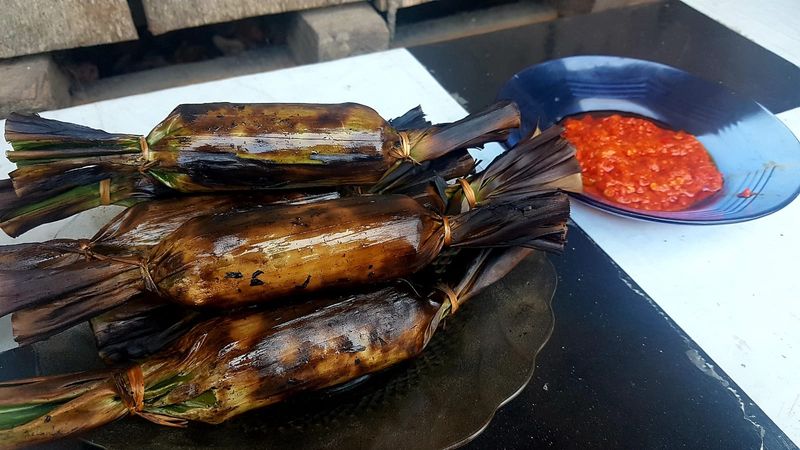 Gurih Pedas Gogos Kambu, Lontong Ketan Khas Polewali Mandar
