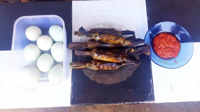 Gurih Pedas Gogos Kambu, Lontong Ketan Khas Polewali Mandar