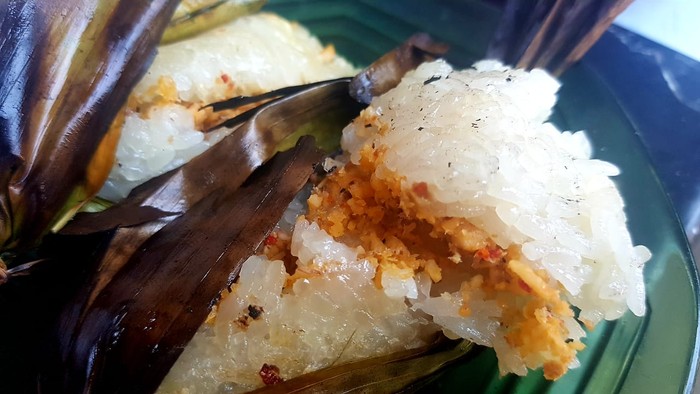 Gurih Pedas Gogos Kambu, Lontong Ketan Khas Polewali Mandar