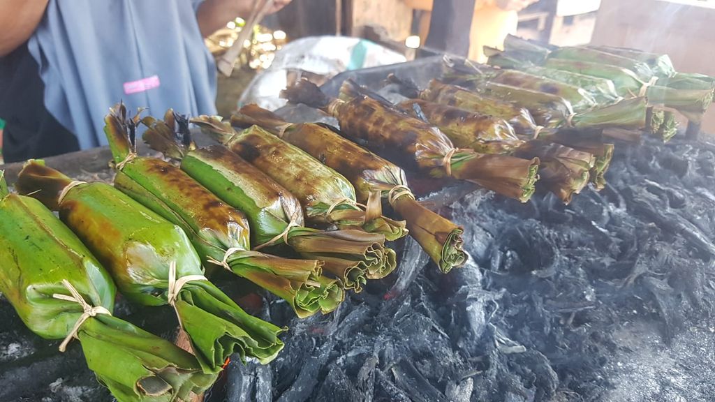 Gurih Pedas Gogos Kambu, Lontong Ketan Khas Polewali Mandar