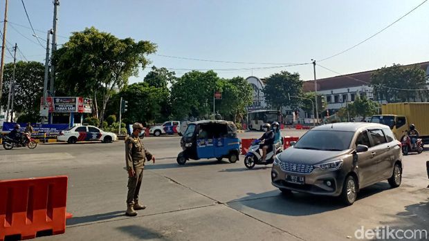Hari ini merupakan hari terakhir penerapan ganjil-genap di Jakarta dalam masa PPKM level 4. Lalin di Jl Gajah Mada terpantau ramai lancar (Karin NS/detikcom)