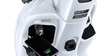Tidak ada perbedaan mesin ataupun dimensi dari versi standar. Motor skutik 110 cc ini dibekali USB socket untuk charging, Foto: Ap Honda Thailand