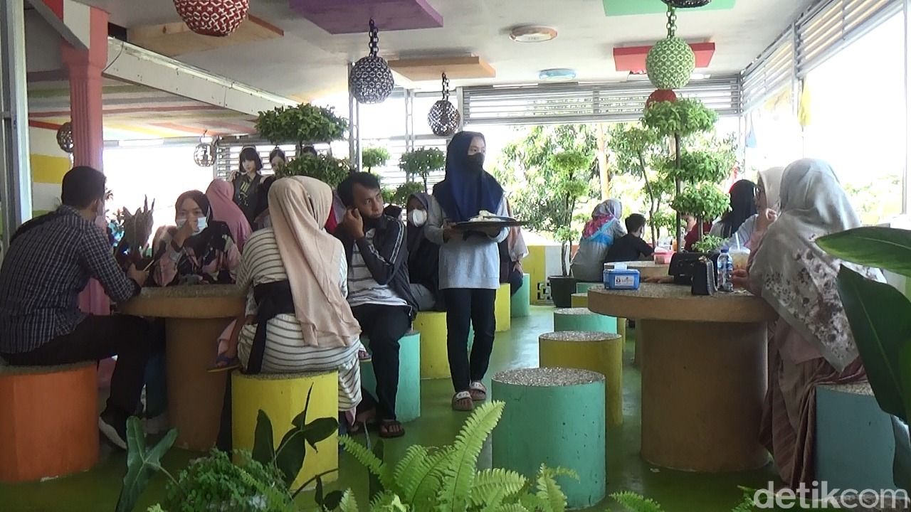 HUT RI ke-76, Warung Ini Jual Nasi Goreng dan Mie Tek Tek Rp 1.700!