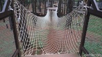 Jembatan jaring-jaring ini juga bisa jadi spot foto traveler. Asalkan, harus tetap berhati-hati ya. (Pradito Rida Pertana/detikcom)