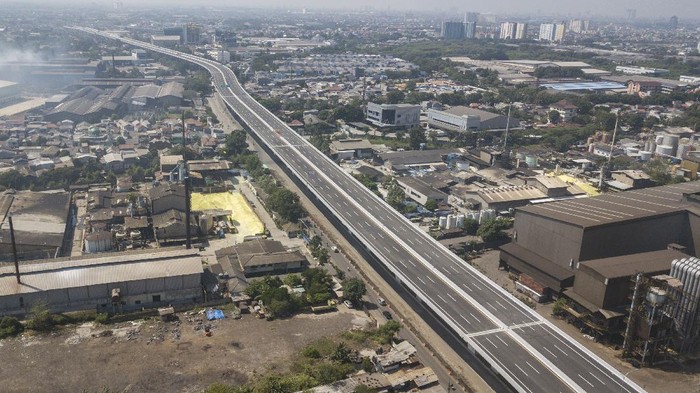 JALAN TOL LAYANG KELAPA GADING-PULOGEBANG Foto udara pembangunan jalan Tol Layang dalam kota Kelapa Gading-Pulo Gebang di Pulogadung, Jakarta Timur, Senin (26/7/2021). Jalan tol sepanjang 9,3 km tersebut merupakan bagian dari 6 ruas tol dalam kota Jakarta yang akan melengkapi struktur jaringan jalan bebas hambatan di kawasan Jabodetabek dan ditargetkan pembangunannya selesai pada Juli 2021. ANTARA FOTO/ Fakhri Hermansyah/foc.